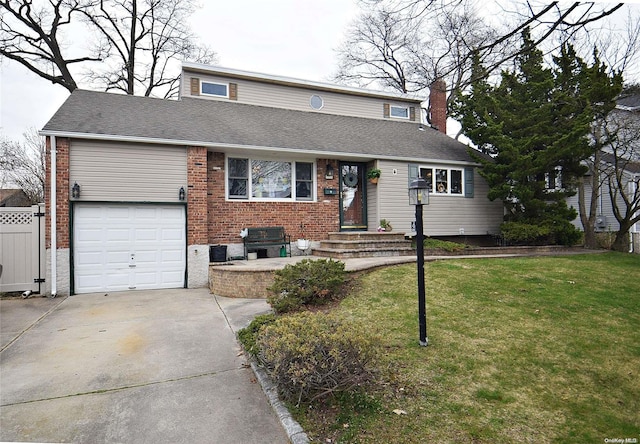 view of front of home featuring a front yard and a garage