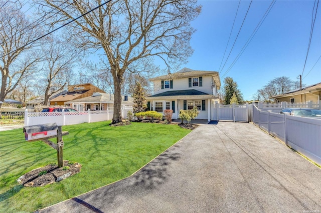 view of front of home featuring a front yard