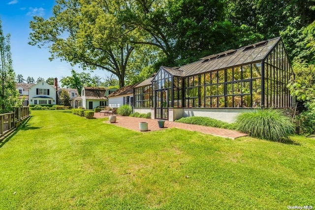 view of yard featuring an outbuilding