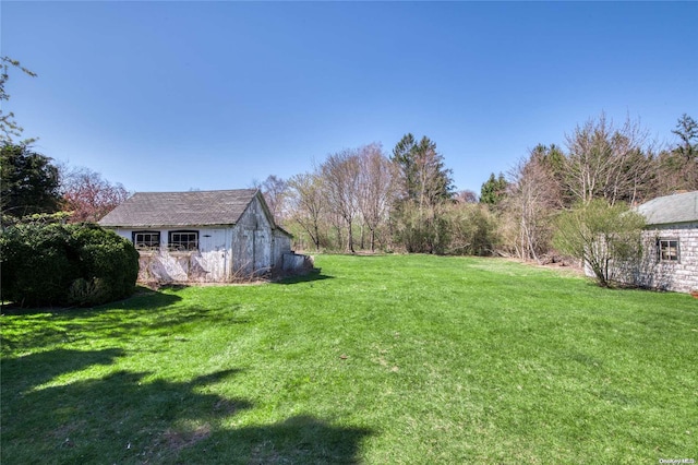 view of yard with an outbuilding