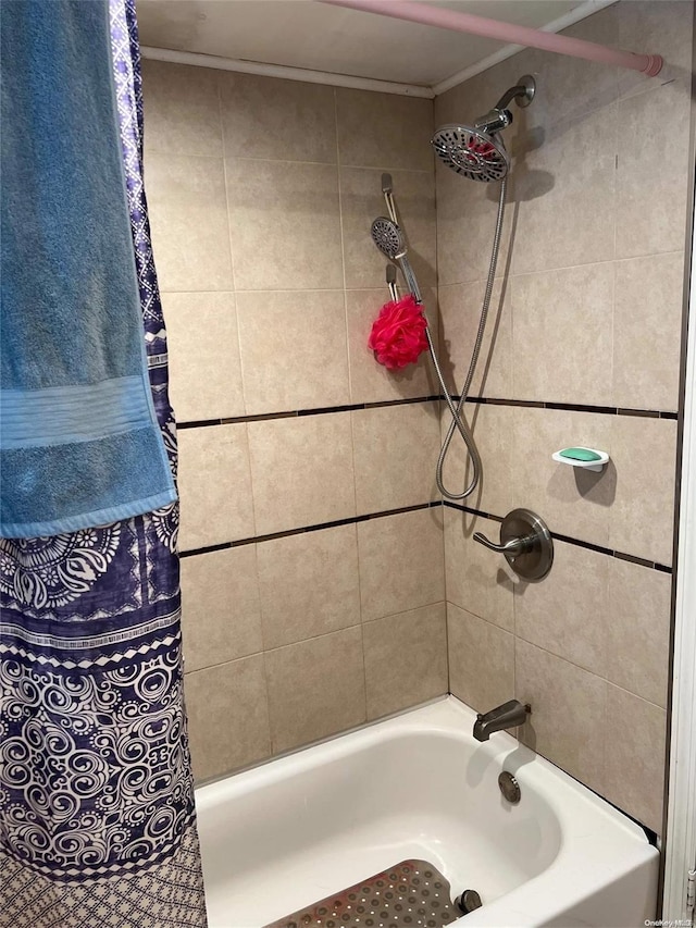 bathroom with tiled shower / bath combo