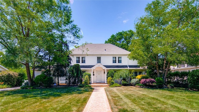 view of front facade featuring a front lawn