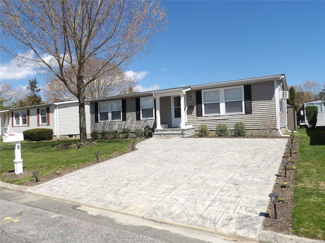 view of front of home featuring a front lawn