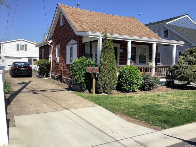 view of front facade featuring covered porch and a front yard