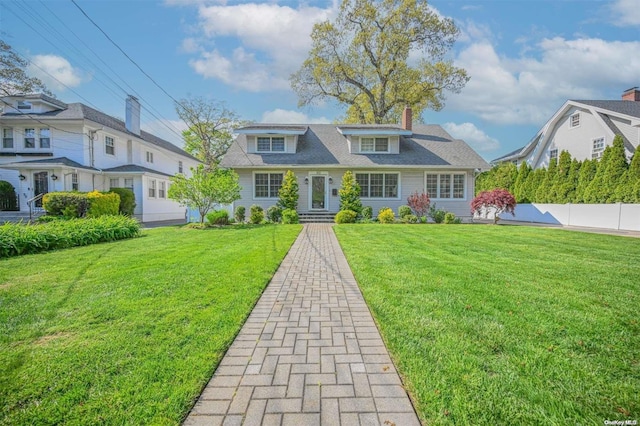 view of front of home featuring a front yard