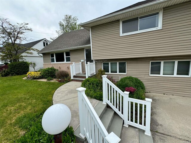 view of front of home featuring a front yard