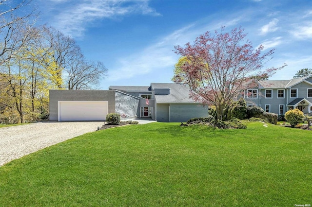 view of front of property featuring a front lawn and a garage