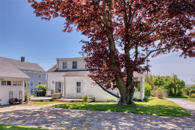 view of front of property with a front yard