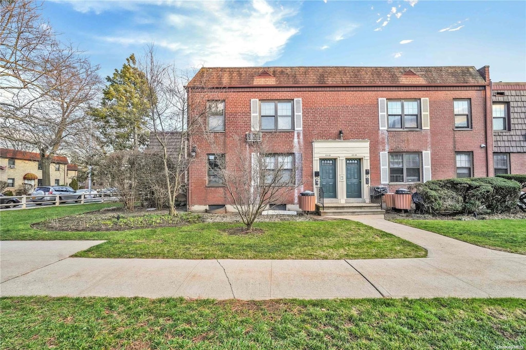 view of front of house featuring a front lawn