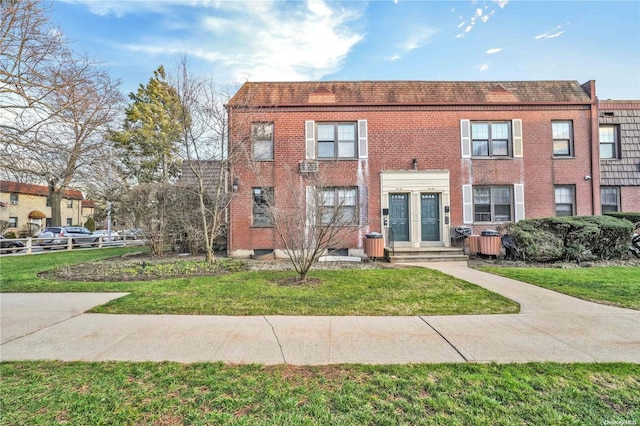 view of front of house featuring a front lawn