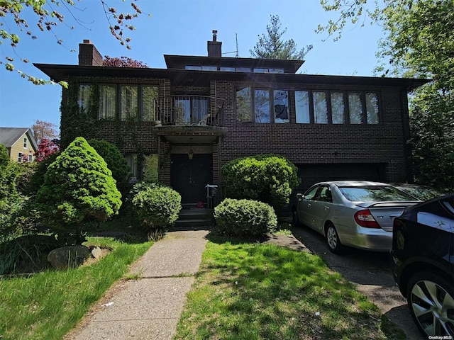 view of front facade featuring a garage