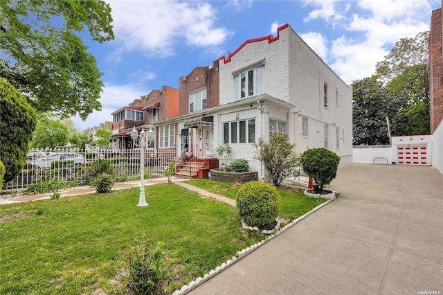 view of front facade featuring a front lawn