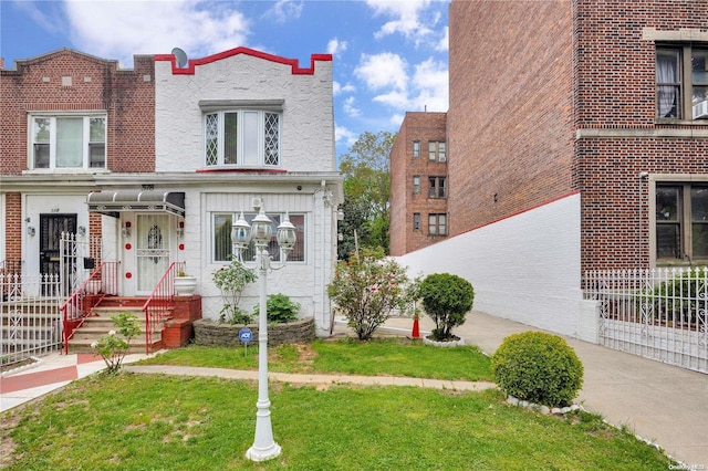 view of front of property with a front yard