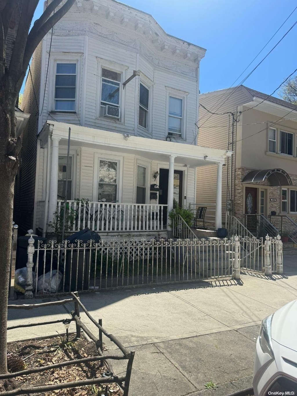 view of front of house featuring covered porch