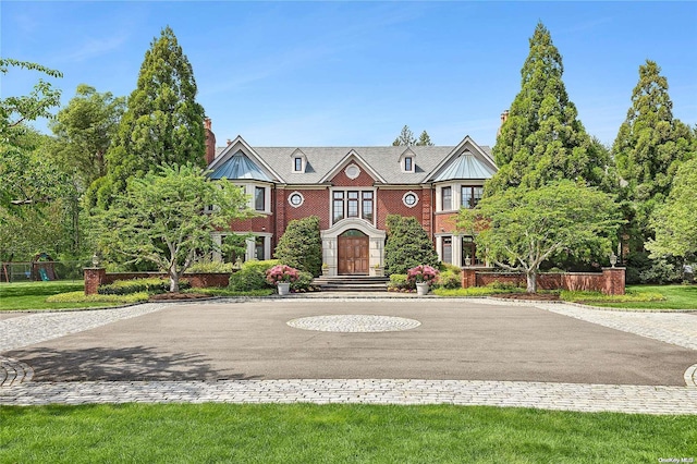 view of front of property with a front yard