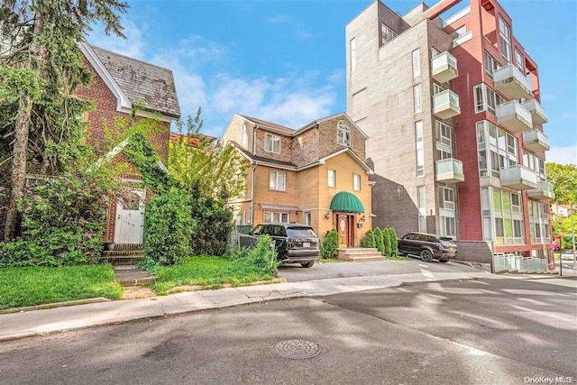 Listing photo 3 for 116-14 Grosvenor Rd, Kew Gardens NY 11418