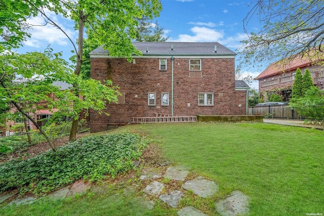 back of house featuring a lawn