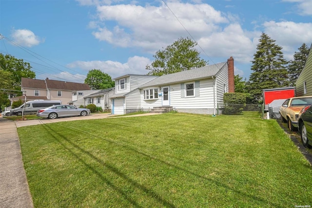 view of front of property featuring a front yard