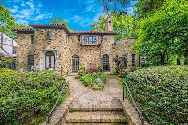 view of mediterranean / spanish-style house