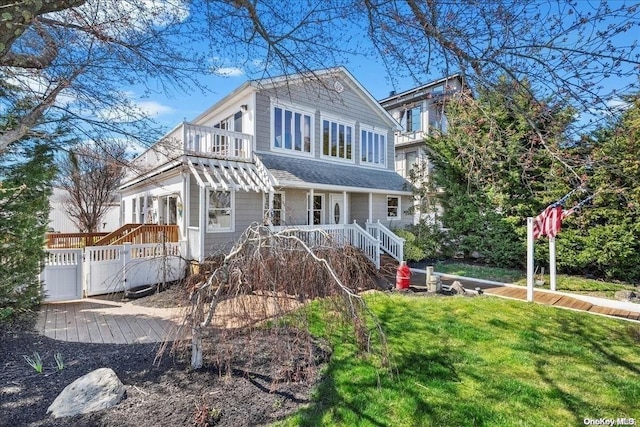 view of front of property featuring a front lawn