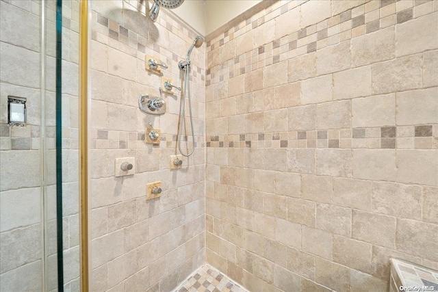 bathroom featuring a tile shower