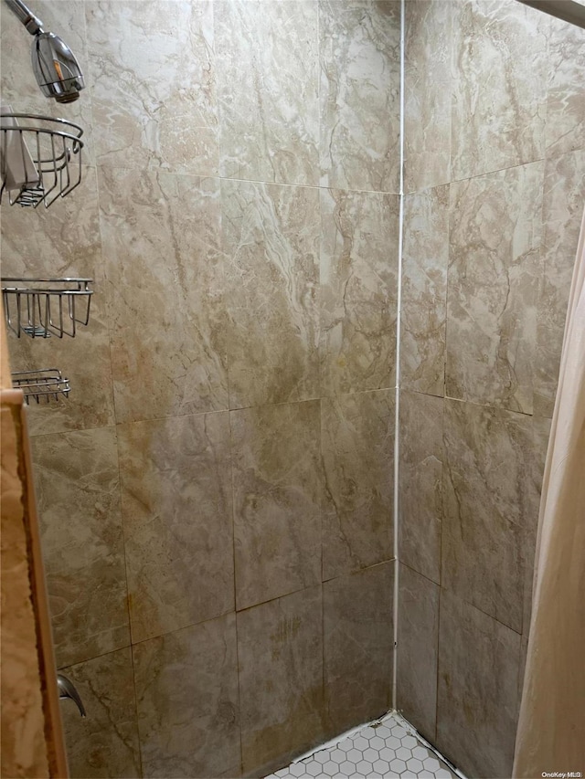 bathroom featuring tiled shower