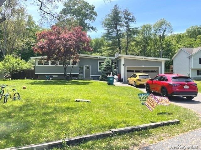 view of front facade featuring a front lawn and a garage