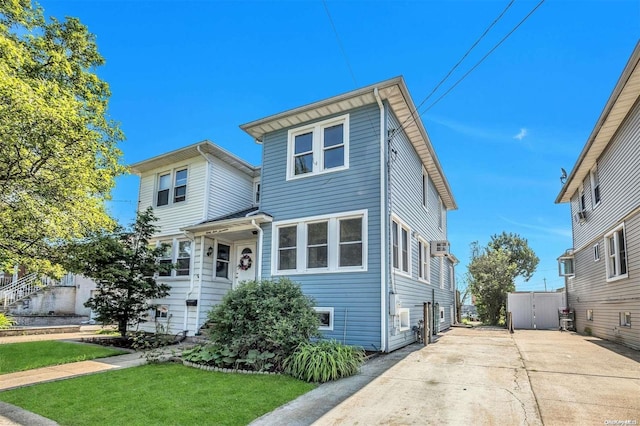 view of front of property featuring a front yard