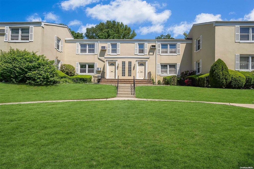 view of front of house with a front yard