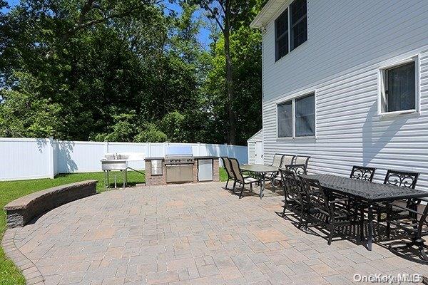 view of patio / terrace featuring grilling area and an outdoor kitchen