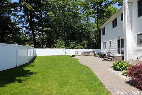 view of yard featuring a patio area