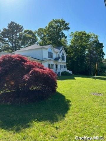 view of front of house featuring a front yard