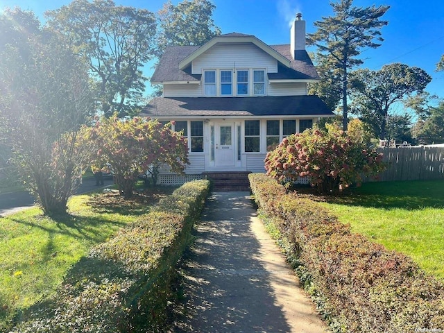 view of front facade with a front yard