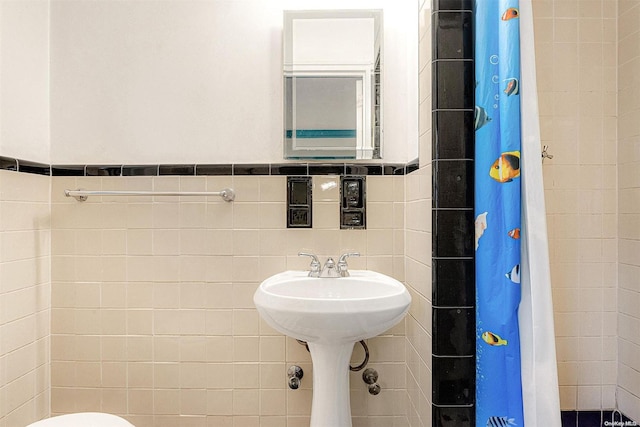 bathroom featuring tile walls