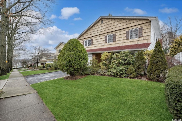 view of front of property featuring a front lawn