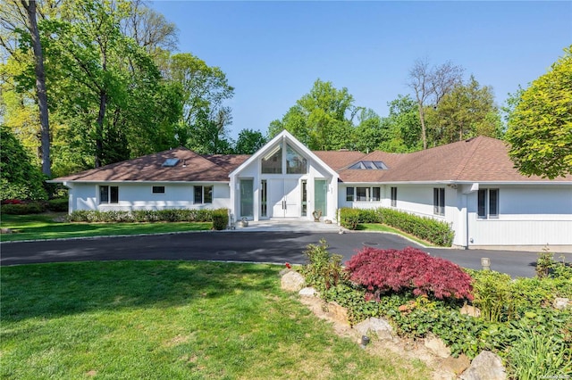 ranch-style house with a front yard