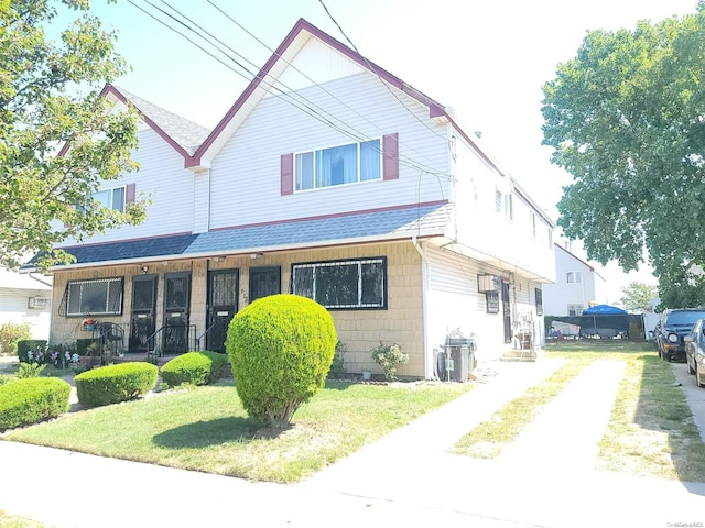 view of front of property featuring a front yard