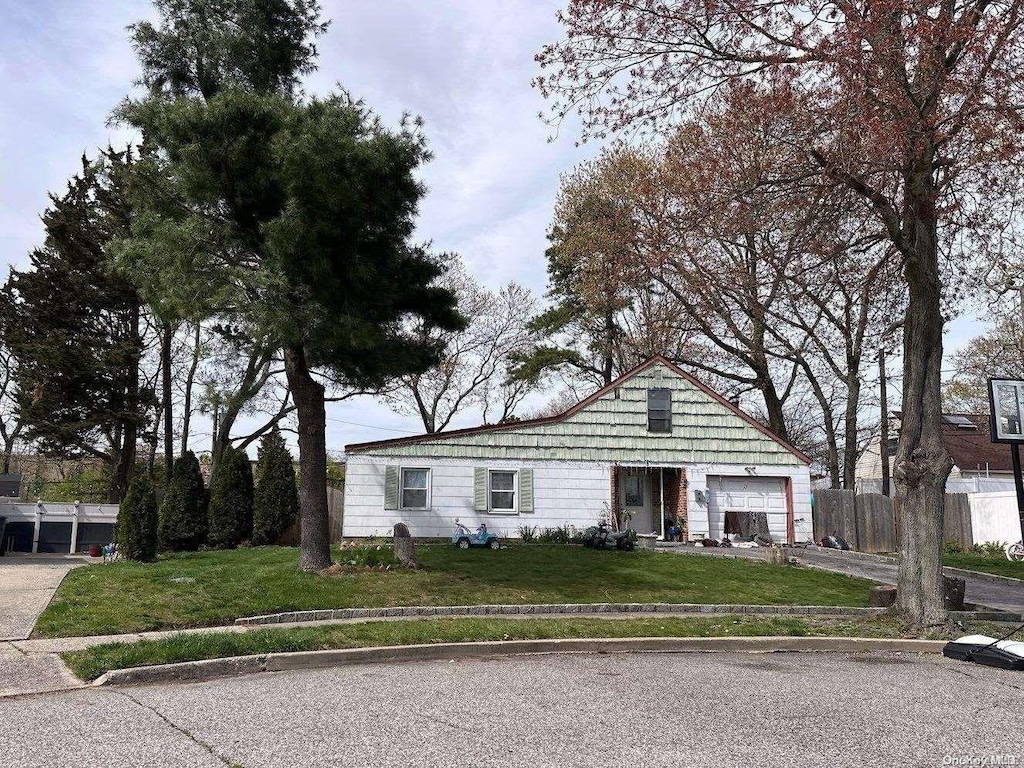 view of front of home featuring a front yard and a garage