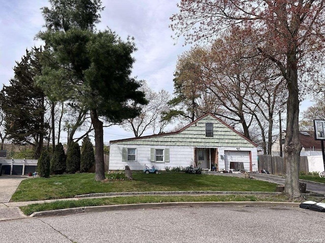 view of front of home featuring a front yard and a garage