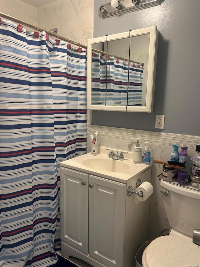 bathroom with a shower with curtain, vanity, and toilet