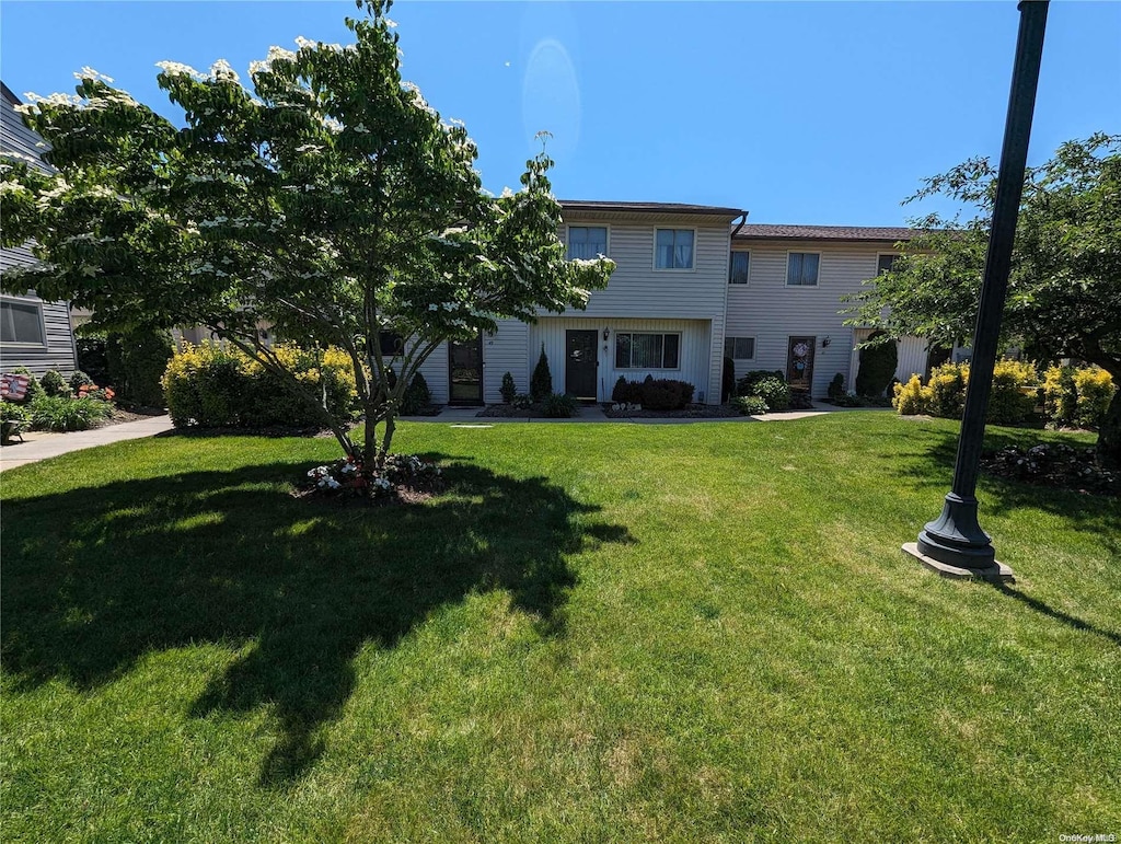 650 Newbridge Rd Unit 48, East Meadow, NY 11554 - view of yard