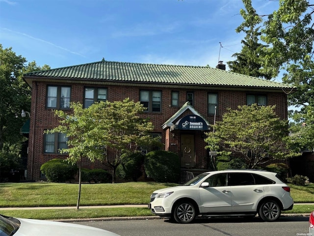 view of front facade with a front lawn