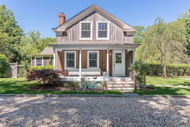 view of front of house featuring a front yard