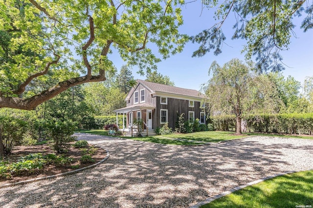 view of front of property with a front yard