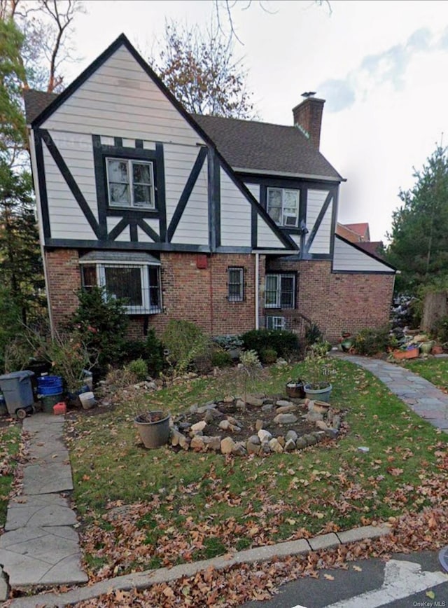 view of front of property with a front lawn