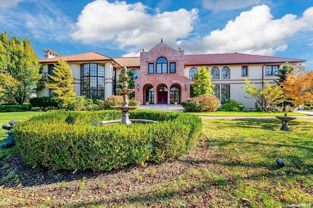 view of front of property featuring a front yard