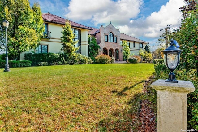 view of front of property with a front yard