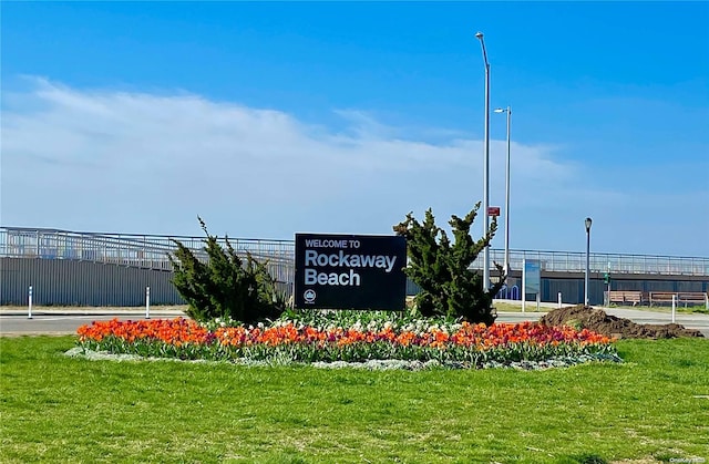 community / neighborhood sign featuring a lawn