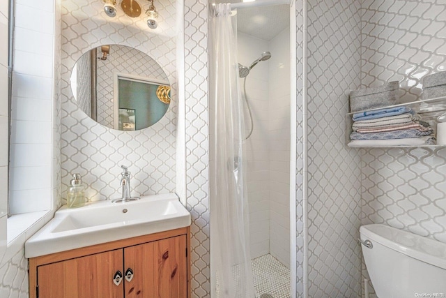 bathroom with a shower with shower curtain, vanity, and toilet