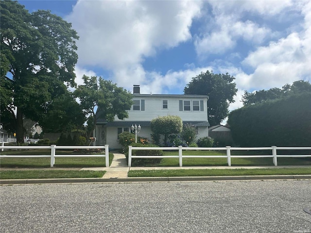 view of front of property featuring a front lawn